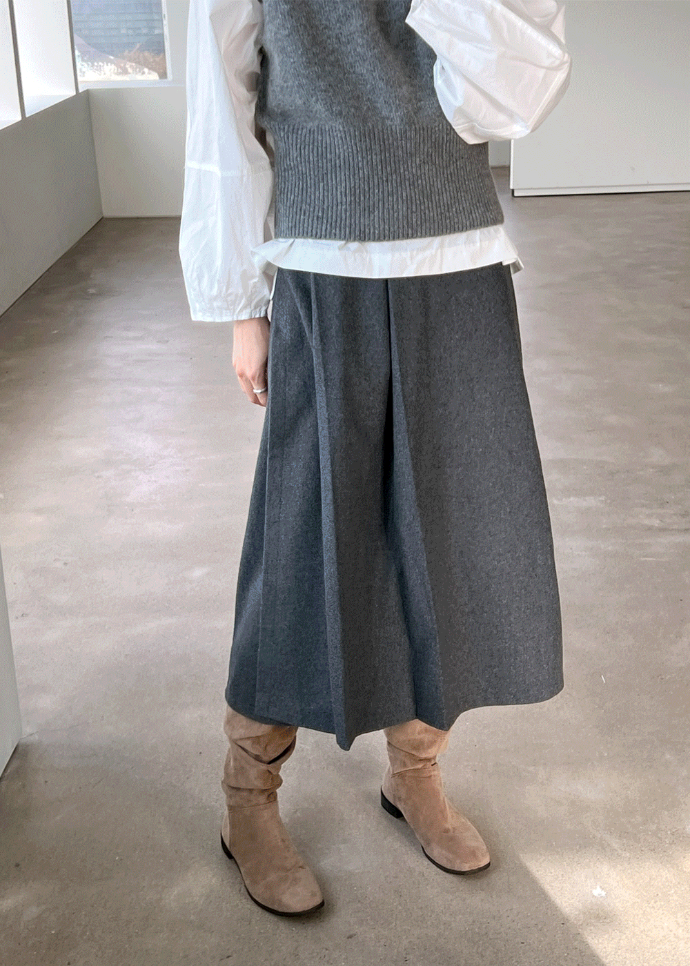 Stand pleats wool skirts